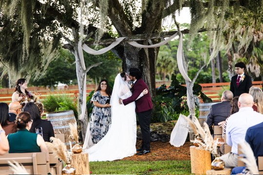 Nina and Ayrton sharing their first kiss beneath the oak ceremony tree